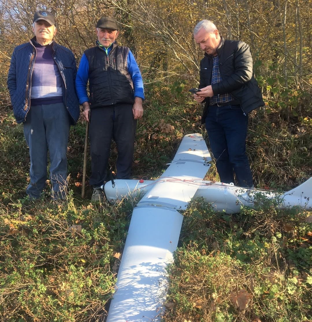 KOCAELİ'NİN İZMİT İLÇESİNDE TARLAYA DÜŞEN İNSANSIZ HAVA ARACI (İHA) EKİPLERİ HAREKETE...