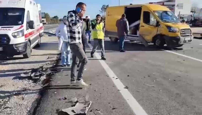 KOCAELİ'NİN KANDIRA İLÇESİNDE 2 ARACIN ÇARPIŞTIĞI KAZADA SÜRÜCÜLER YARALANDI. KAZA ANI GÜVENLİK...