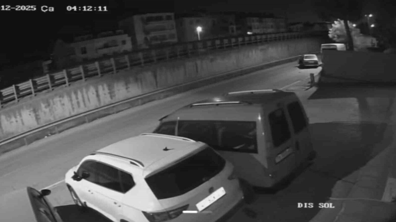 KOCAELİ'NİN KÖRFEZ İLÇESİNDE PARK HALİNDEKİ OTOMOBİLİ ÇALAN HIRSIZLAR, ÇALDIKLARI ARACI...