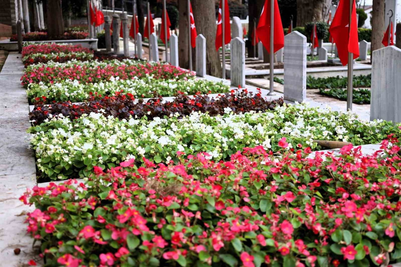 KOCAELİ BÜYÜKŞEHİR BELEDİYESİ EKİPLERİ, İZMİT BAĞÇEŞME'DEKİ NAMAZGÂH VE POLİS ŞEHİTLİKLERİNDE...