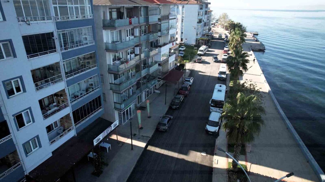 KOCAELİ BÜYÜKŞEHİR BELEDİYESİ, GÖLCÜK İLÇESİ HALIDERE SAHİL CADDESİ'NDE ÜSTYAPI YENİLEME ÇALIŞMASI...