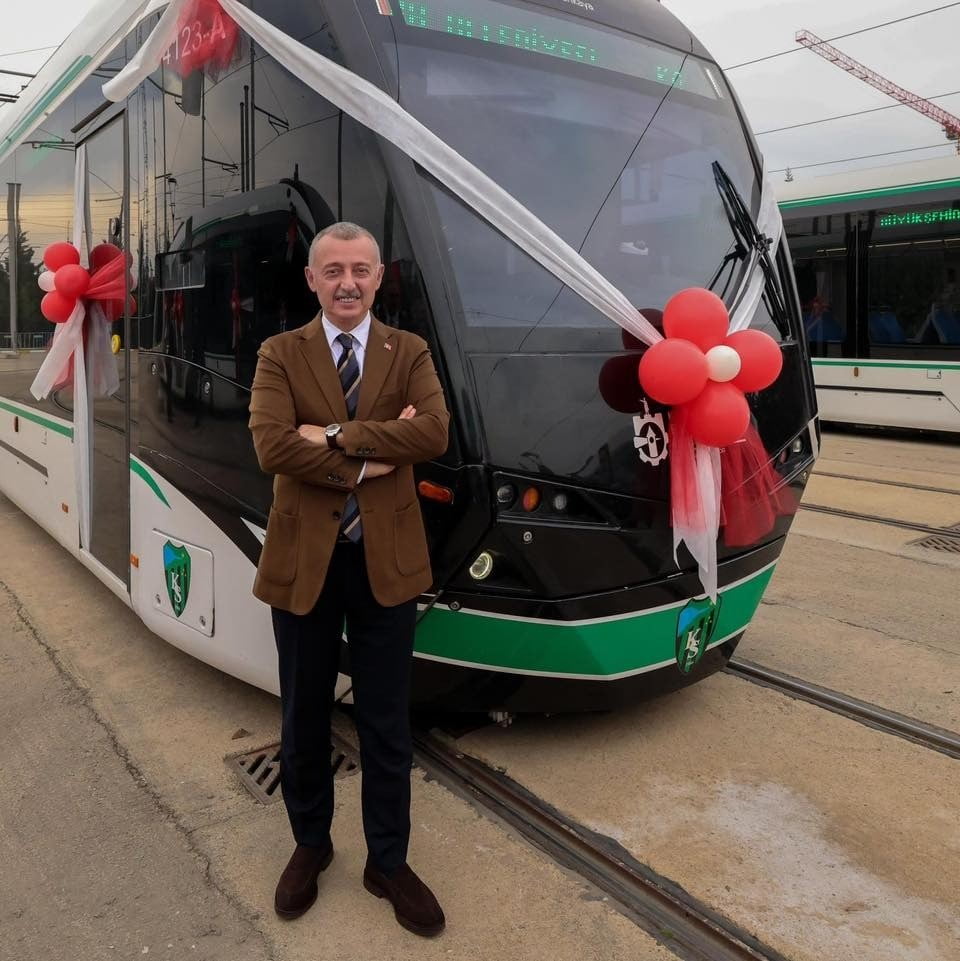 KOCAELİ BÜYÜKŞEHİR BELEDİYESİ SON 3 HAFTADA 10 TRAMVAY, 68 OTOBÜS VE 42 İŞ MAKİNESİNİ HİZMETE...