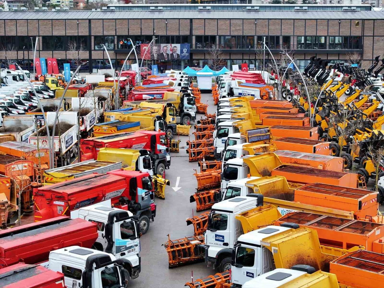 KOCAELİ BÜYÜKŞEHİR BELEDİYESİ TARAFINDAN 265 MİLYON 269 BİN LİRA YATIRIMLA ALINAN 42 İŞ MAKİNESİ...