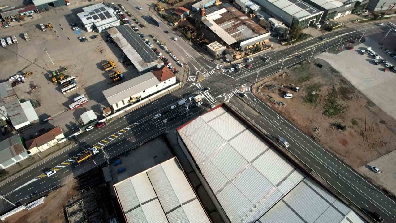 KOCAELİ BÜYÜKŞEHİR BELEDİYESİNCE BAŞİSKELE İLÇESİNDE TRAFİK AKIŞINI RAHATLATMAK AMACIYLA KAVŞAK...