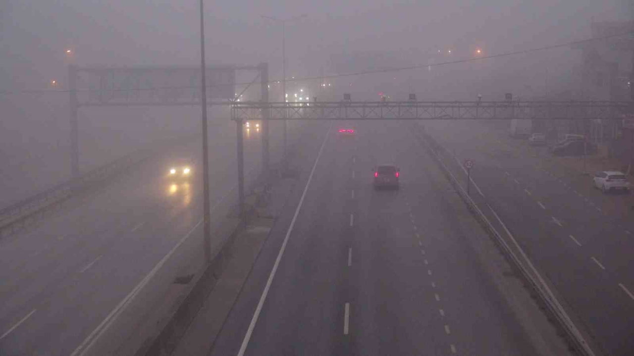 KOCAELİ’DE SABAHIN ERKEN SAATLERİNDEN İTİBAREN ETKİSİNİ ARTIRAN YOĞUN SİS, KENT GENELİNDE HAYATI...