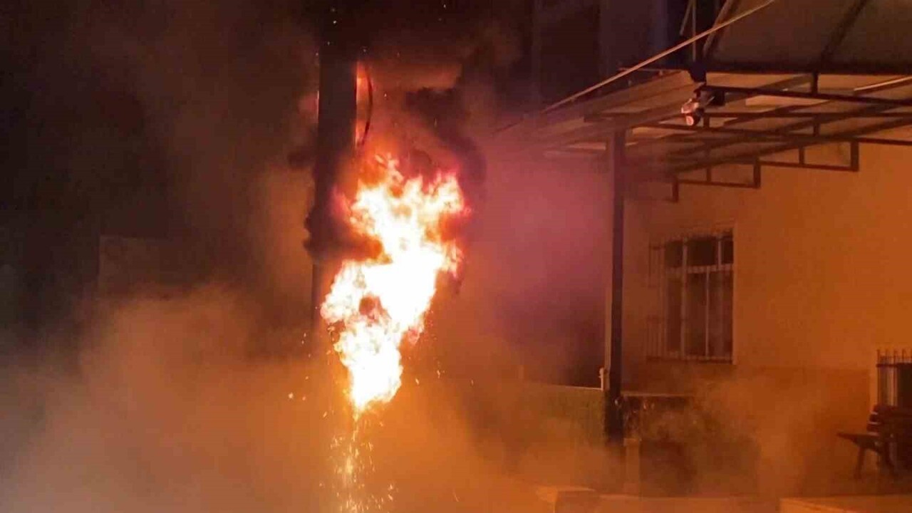 KOCAELİ’DE TÖREN SIRASINDA CEMEVİNİN ÖNÜNDE BULUNAN ELEKTRİK PANOSUNDA ÇIKAN YANGIN PANİĞE YOL...