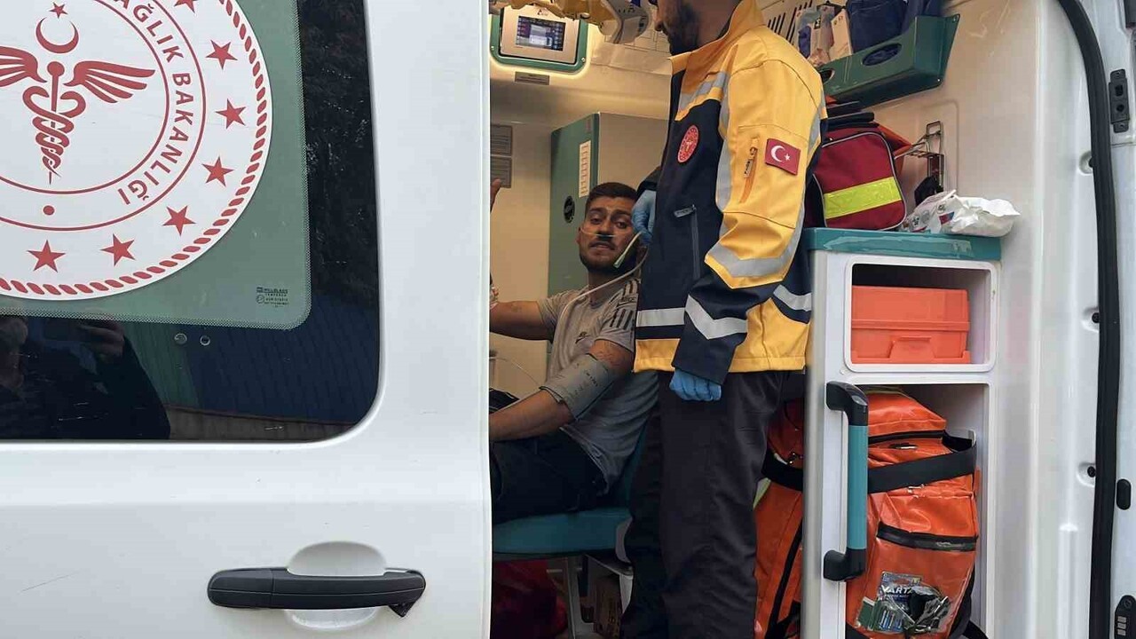 KOCAELİ’NİN DARICA İLÇESİNDE 3 KATLI BİR BİNANIN ÇATISINDA ÇIKAN YANGINDA, DUMANDAN ETKİLENEN BABA...