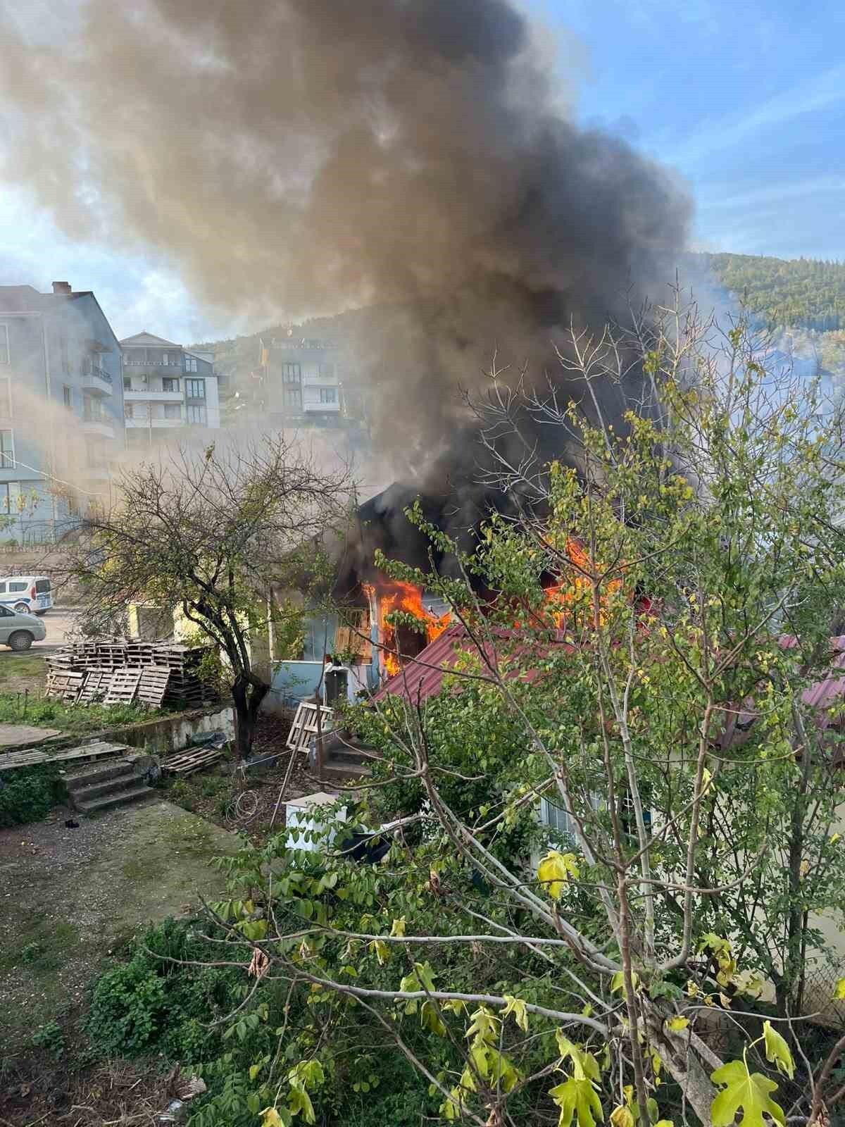 KOCAELİ’NİN DERİNCE İLÇESİNDE ÇAKMAĞINI DOLDURMAK İSTEYEN YAŞLI KADIN ALEVLER ARASINDA KALDI....