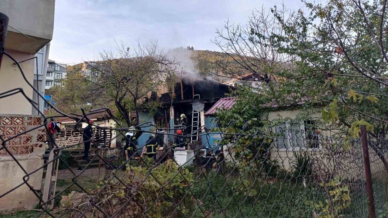 KOCAELİ’NİN DERİNCE İLÇESİNDE ÇAKMAĞINI DOLDURMAK İSTEYEN YAŞLI KADIN ALEVLER ARASINDA KALDI....