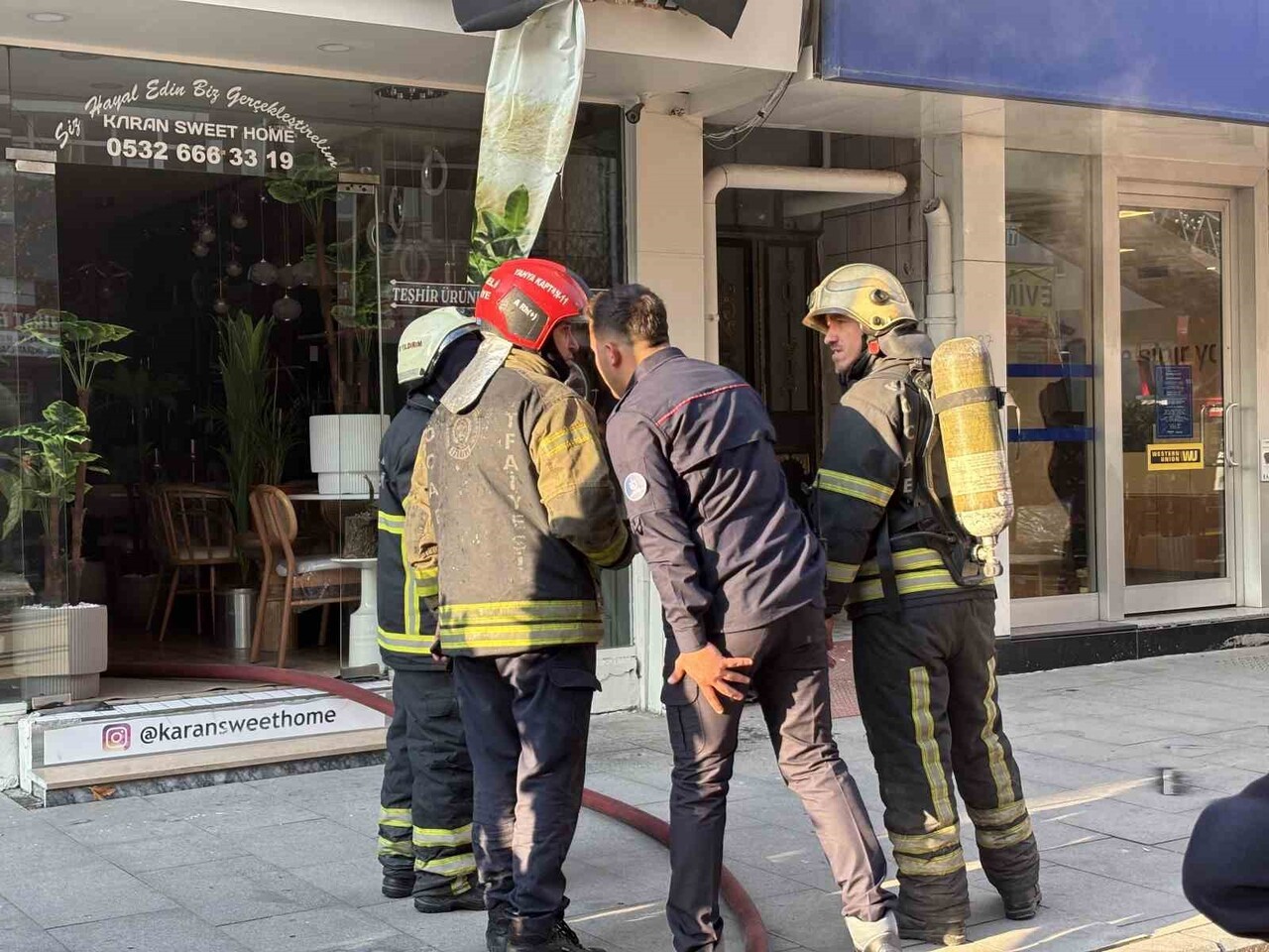 KOCAELİ’NİN İZMİT İLÇESİNDE BİR SPOT EŞYA DÜKKÂNININ DEPOSUNDA ÇIKAN YANGIN KISA SÜREDE...