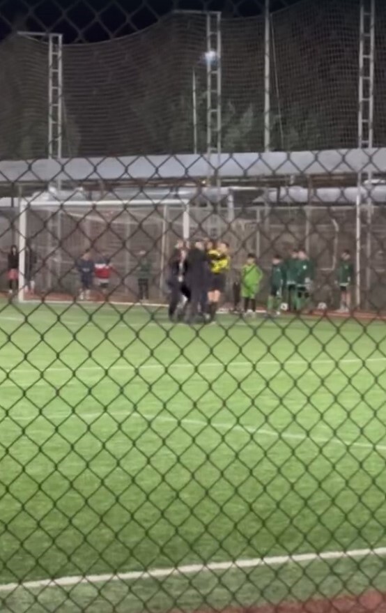 KOCAELİ’NİN İZMİT İLÇESİNDE U-12 LİGİ’NDE OYNANAN MÜSABAKA SIRASINDA KADIN HAKEME SALDIRIP TOKAT...