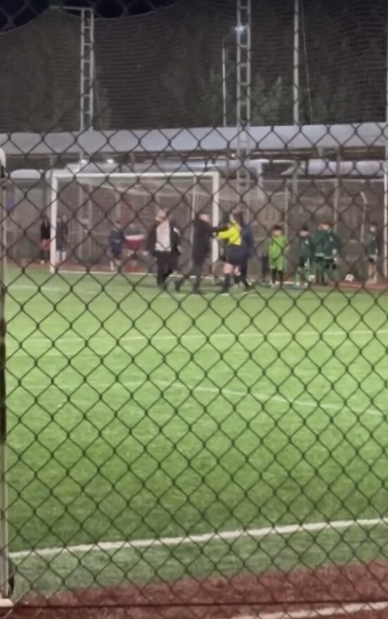 KOCAELİ’NİN İZMİT İLÇESİNDEKİ U12 KARŞILAŞMASI, SPORTMENLİĞE AYKIRI OLAYLARA SAHNE OLDU....