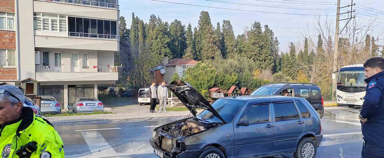 KOCAELİ’NİN KARAMÜRSEL İLÇESİNDE SEYİR HALİNDEKİ OTOMOBİLİN ÖN KISMINDA BİLİNMEYEN SEBEPLE ÇIKAN...