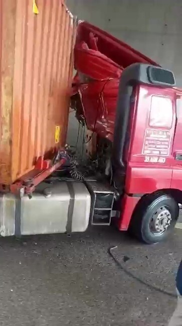 KOCAELİ TEM OTOYOLU'NDA BARİYERLERE VE DUVARA ÇARPAN TIRDAN DÜŞEN TIR SÜRÜCÜSÜ, ARACIN ALTINDA...