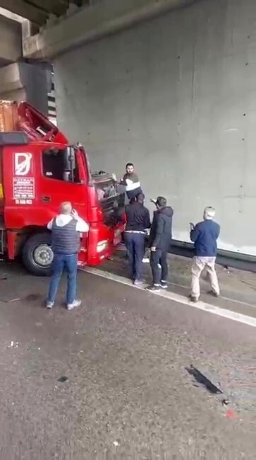 KOCAELİ TEM OTOYOLU'NDA BARİYERLERE VE DUVARA ÇARPAN TIRDAN DÜŞEN TIR SÜRÜCÜSÜ, ARACIN ALTINDA...