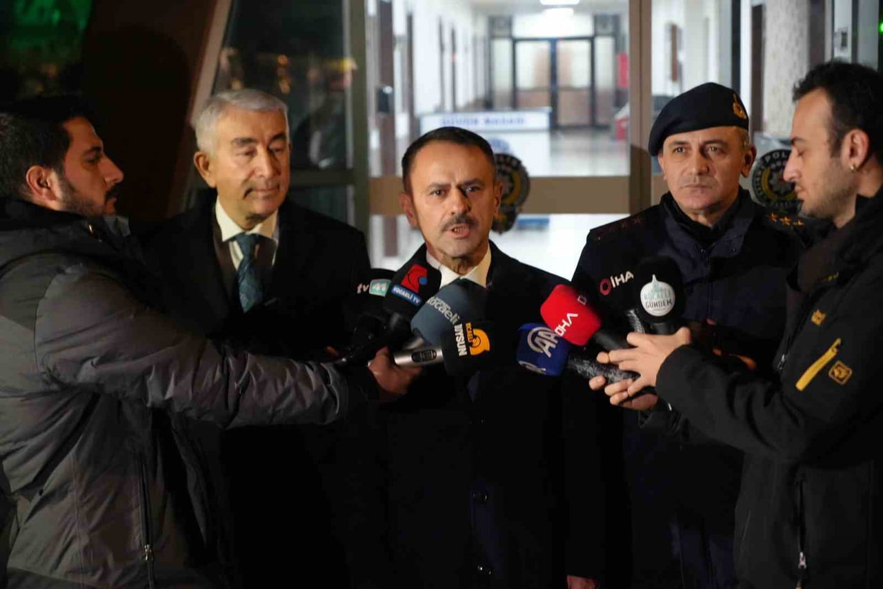 KOCAELİ VALİSİ İLHAMİ AKTAŞ, SARAYBAHÇE POLİS MERKEZİ AMİRLİĞİ’Nİ ZİYARET EDEREK POLİS EKİPLERİNE...