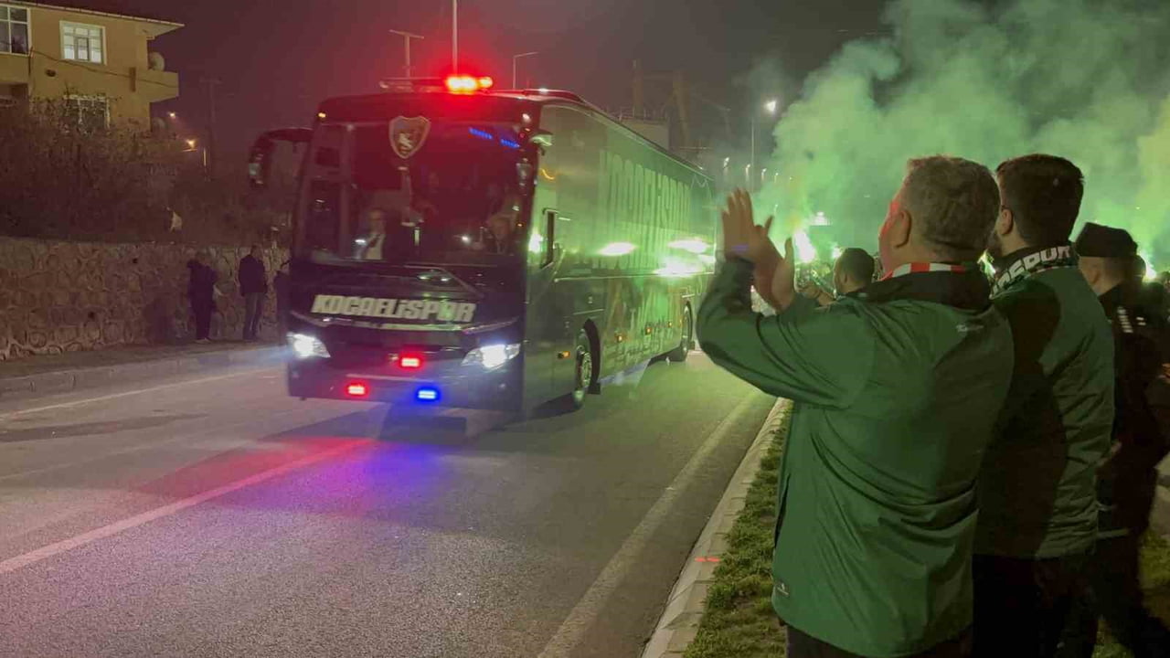 KOCAELİSPOR VE ANTALYASPORLU TARAFTARLAR TAKIMLAR STADYUMA GELDİĞİNDE BİRLİKTE KARŞILADI VE...