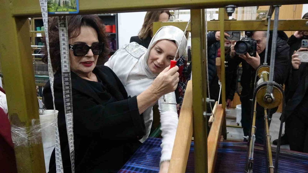 KOÇYİĞİT, KARADENİZ YÖRESİNİN GELENEKSEL VE YÖRESEL DOKUMALARI ARASINDA YERİNİ ALAN YAKLAŞIK BİR...