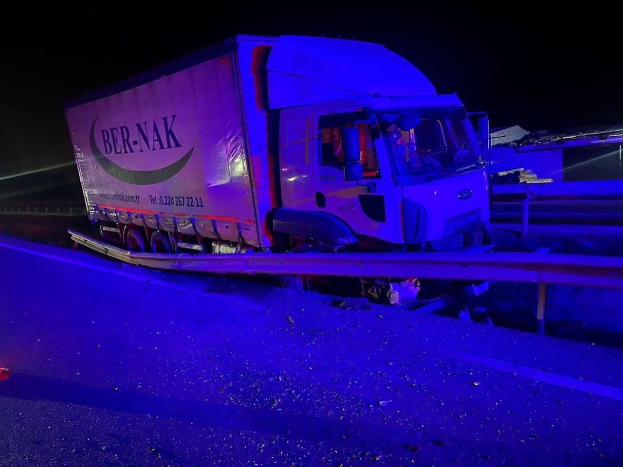 KONTROLDEN ÇIKAN KAMYON ORTA REFÜJE ÇARPARKEN, SÜRÜCÜSÜ YARALANDI
