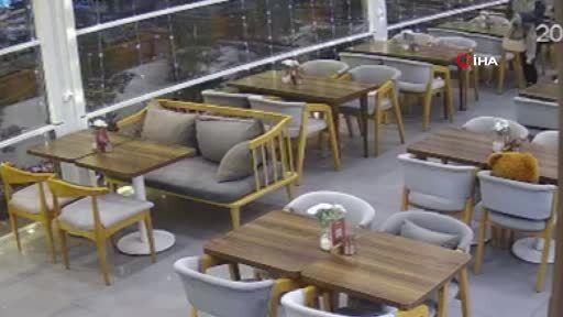 Kontrolden çıkan otomobil kafeteryaya böyle girdi: Saniyelerle kurtuldular