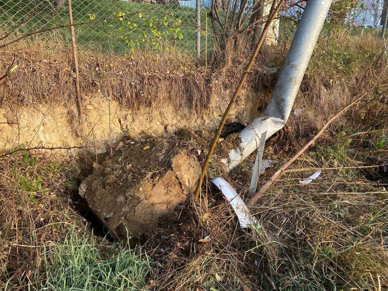 KONTROLDEN ÇIKAN PİKAP PTS DİREĞİNE ÇARPTI