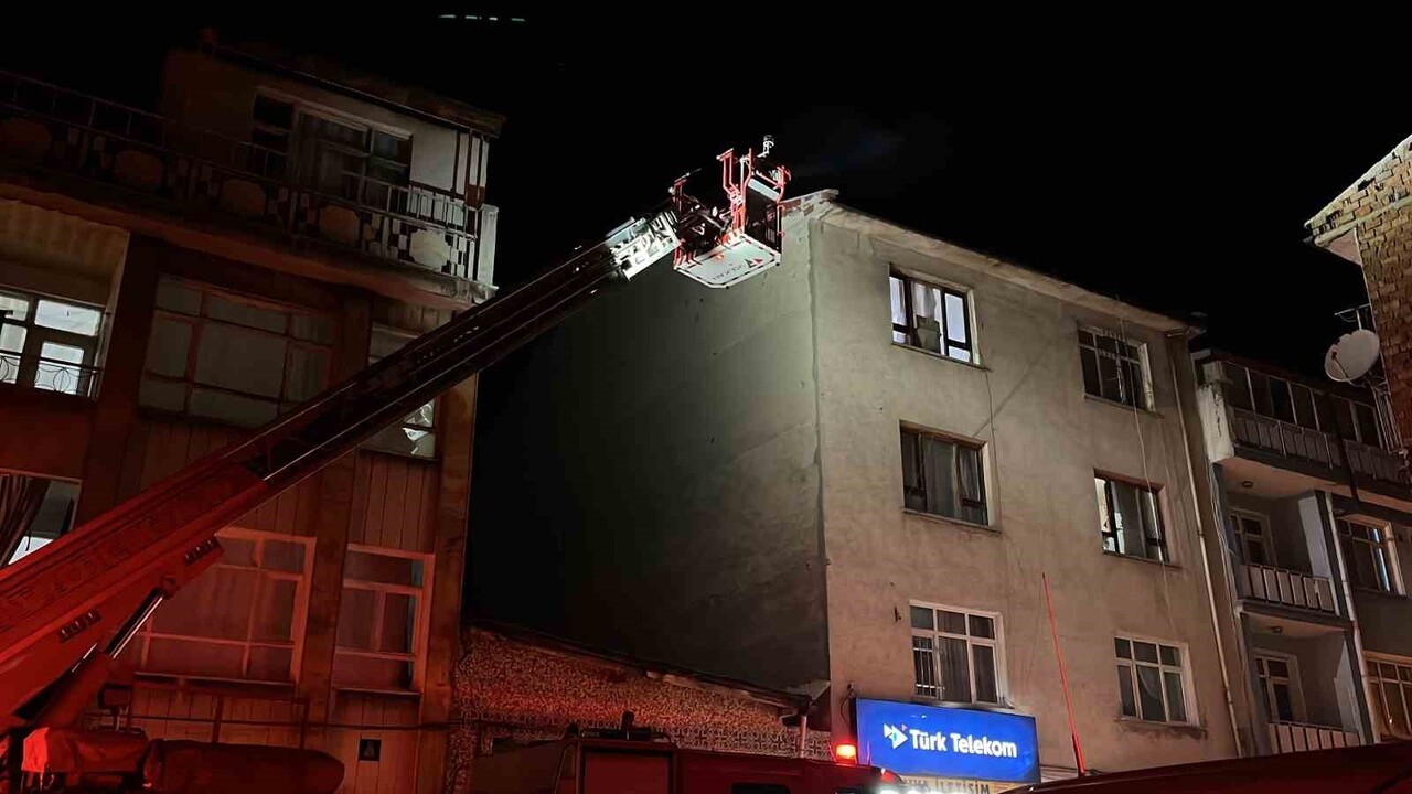 KONYA'DA 3 KATLI BİR BİNANIN ÇATI KATINDA ÇIKAN YANGIN PANİĞE NEDEN OLDU.