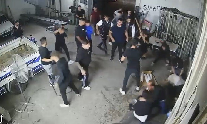 KONYA'DA BİR İŞ YERİNE GELEN ÇOĞU ÇOCUK YAŞTAKİ KALABALIK GRUBUN, İŞ YERİ SAHİBİ İKİ KARDEŞ İLE...