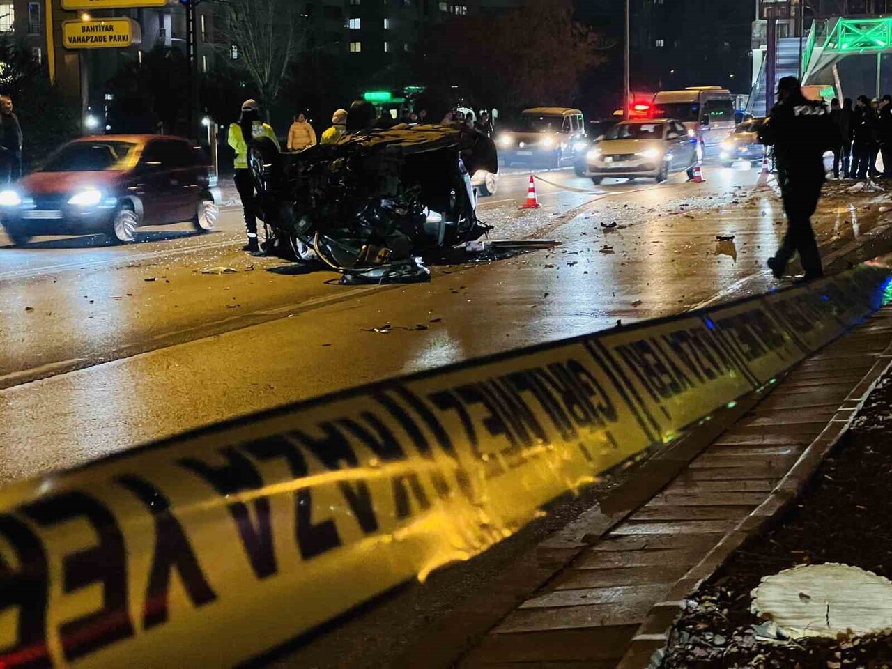 KONYA'DA SÜRÜCÜSÜNÜN DİREKSİYON HAKİMİYETİNİ KAYBETTİĞİ OTOMOBİL, KONTROLDEN ÇIKARAK REFÜJDEKİ...