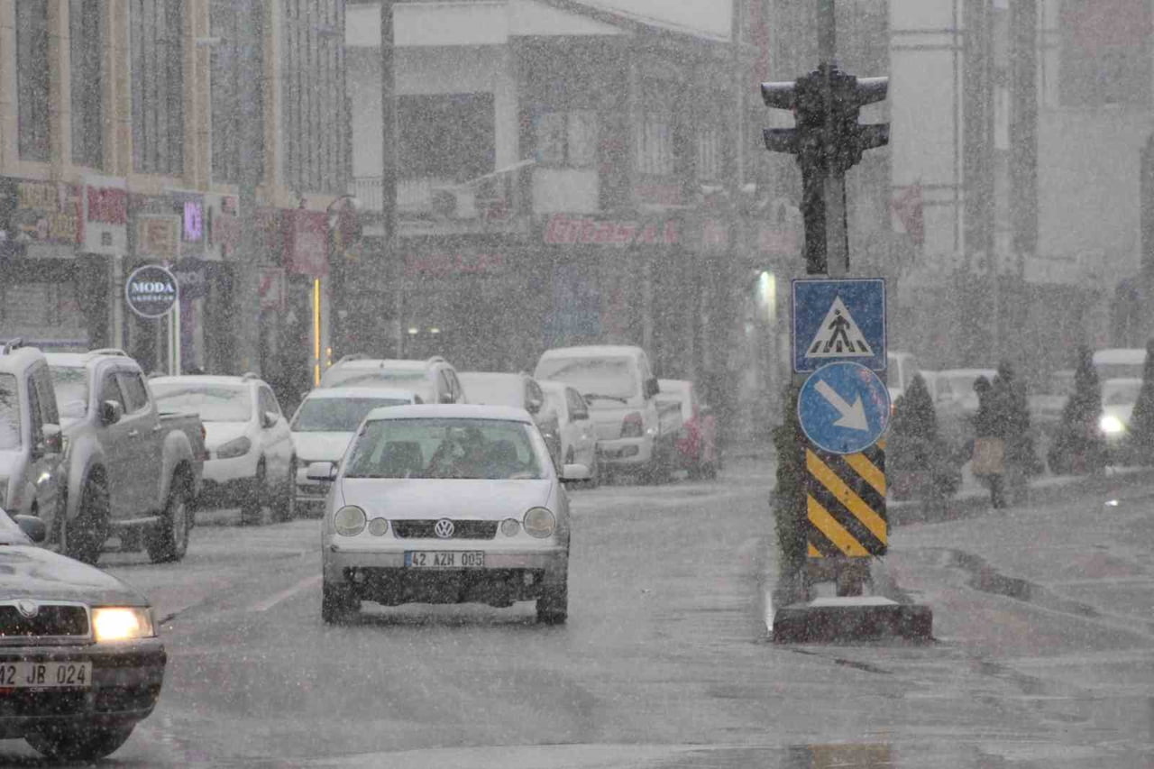 KONYA'NIN KARAPINAR İLÇESİNDE YILIN SON GÜNÜ BAŞLAYAN KAR YAĞIŞI, VATANDAŞLAR TARAFINDAN SEVİNÇLE...