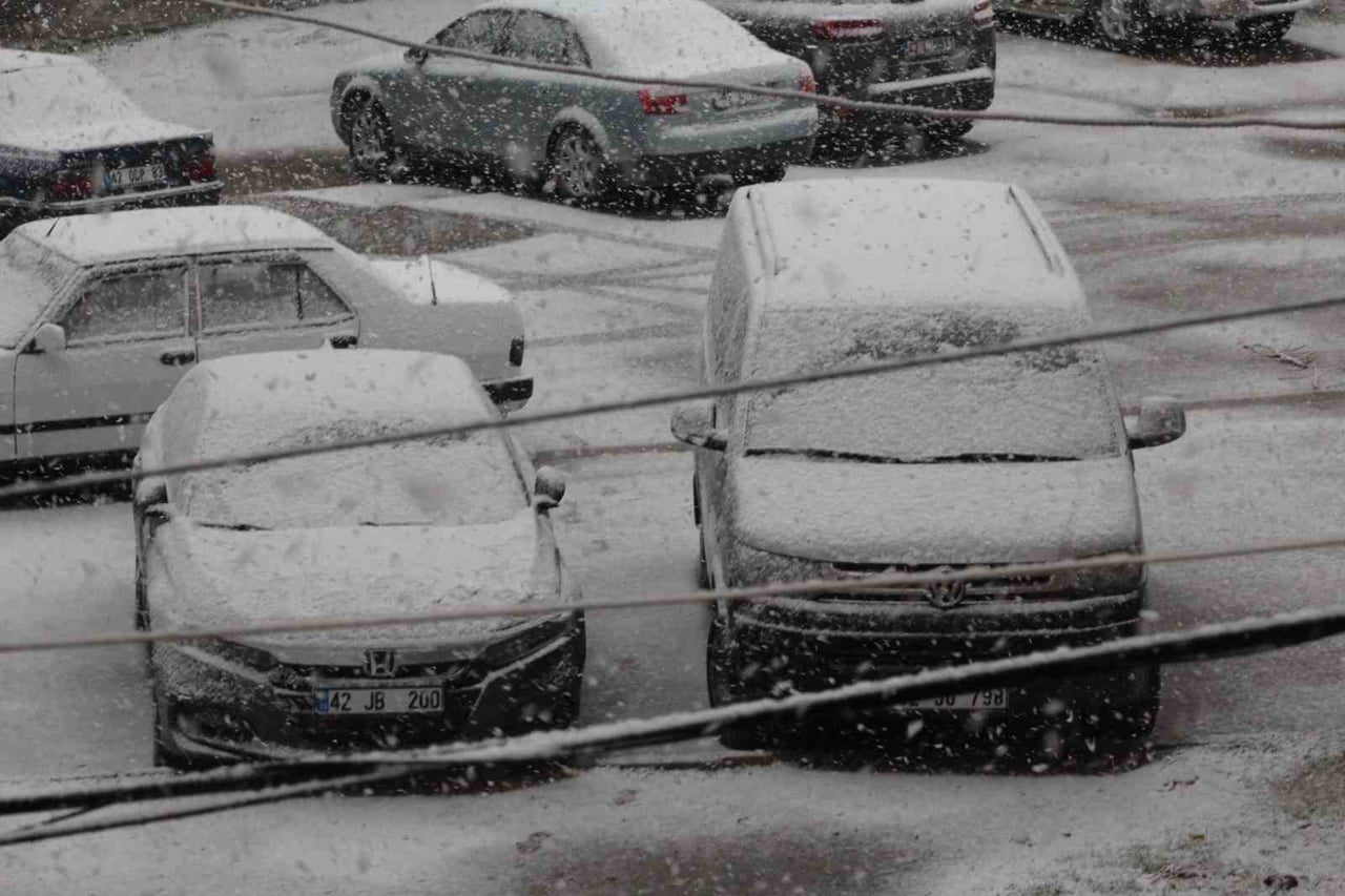 KONYA'NIN KARAPINAR İLÇESİNDE YILIN SON GÜNÜ BAŞLAYAN KAR YAĞIŞI, VATANDAŞLAR TARAFINDAN SEVİNÇLE...