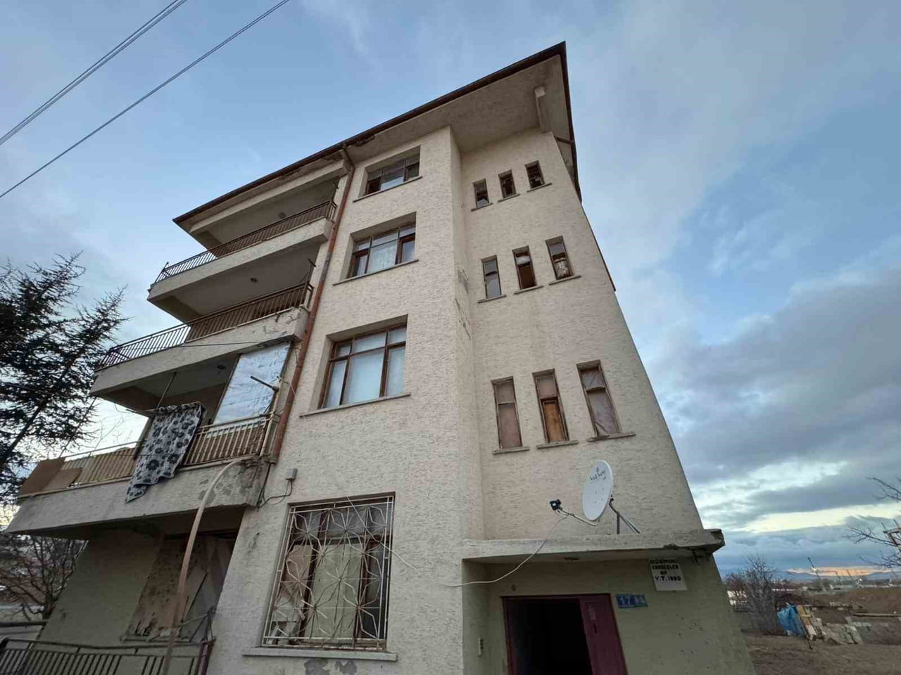 KONYA'NIN KULU İLÇESİNDE BİR KİŞİ, AİLE İÇİ KAVGA İHBARI ÜZERİNE ADRESE GELEN POLİSLERİ GÖRÜNCE...