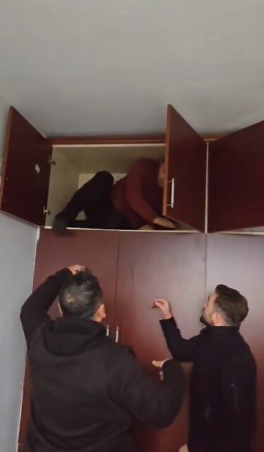 KONYA’DA 42 FARKLI SUÇTAN ARANAN ŞAHIS POLİS EKİPLERİNCE SAKLANDIĞI ADRESTE BULUNAN GARDIROP...