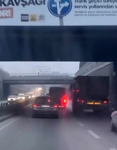 KONYA’DA AŞIRI HIZ YAPARAK DEFALARCA ARAÇLAR ARASINDAN MAKAS ATAN MİNİBÜS SÜRÜCÜSÜ, HEM KENDİ...