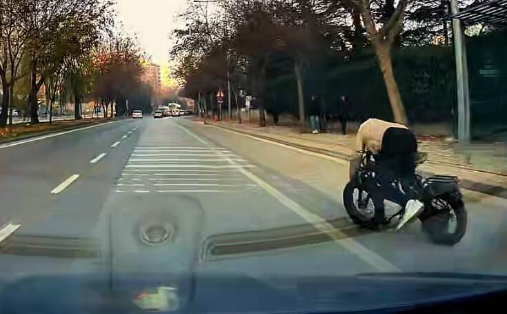 KONYA’DA ELİ CEBİNDE GİDEN BİSİKLETLİ ARABA ALTINDA KALMAKTAN SON ANDA KURTULDU.