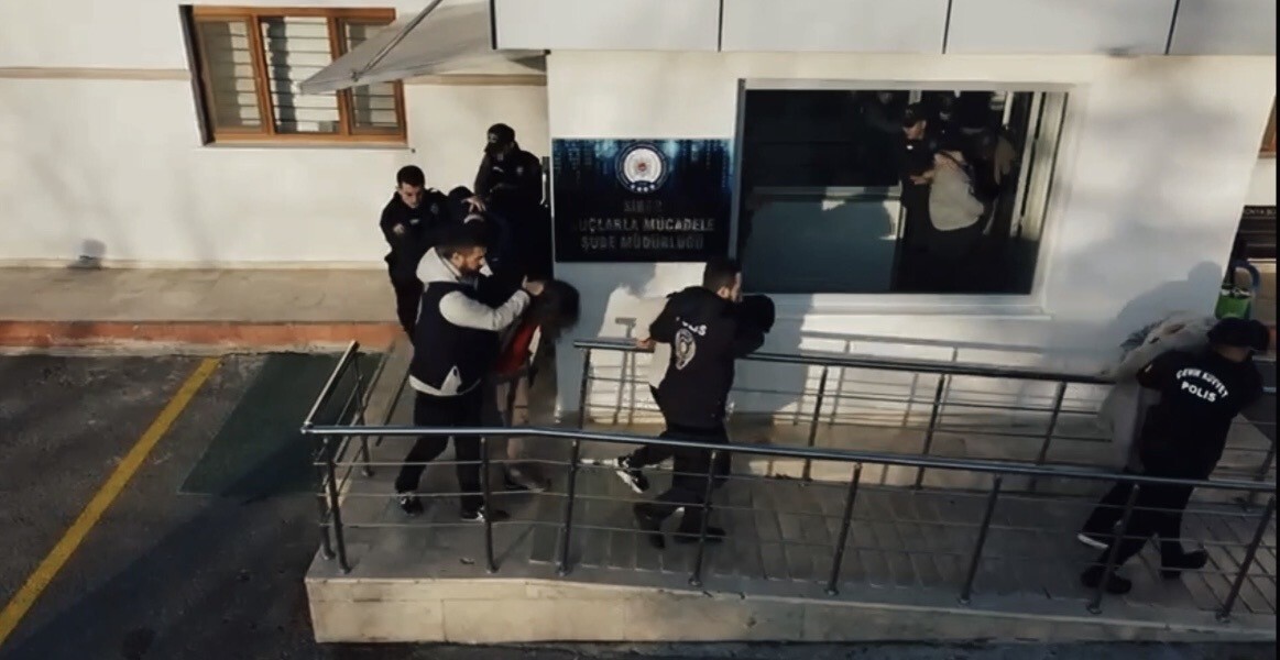 KONYA MERKEZLİ 21 İLDE EŞ ZAMANLI OPERASYONDA 55 ŞÜPHELİ GÖZALTINA ALINDI. 35 MİLYONLUK MAL...