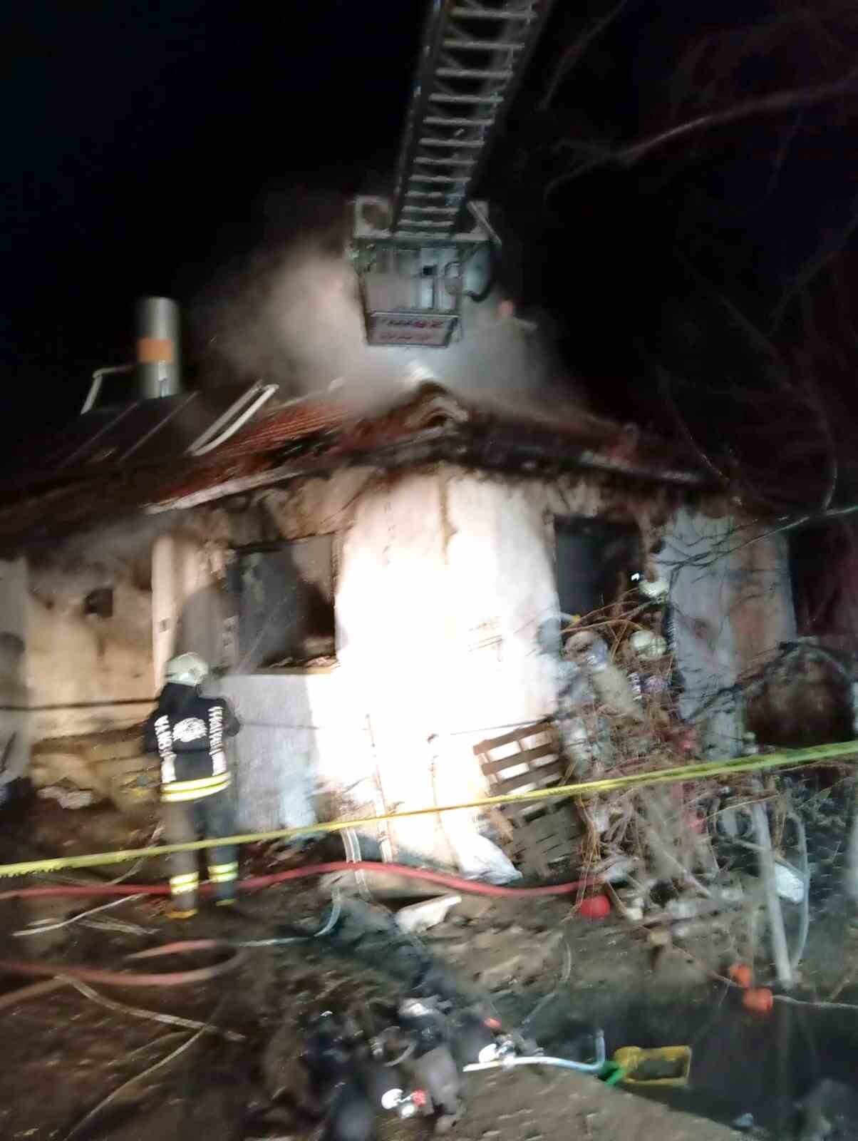 KONYA’NIN AKŞEHİR İLÇESİNDE MÜSTAKİL BİR EVDE ÇIKAN YANGINDA YANAN EVDEN ÇIKTIKTAN SONRA TEKRAR...