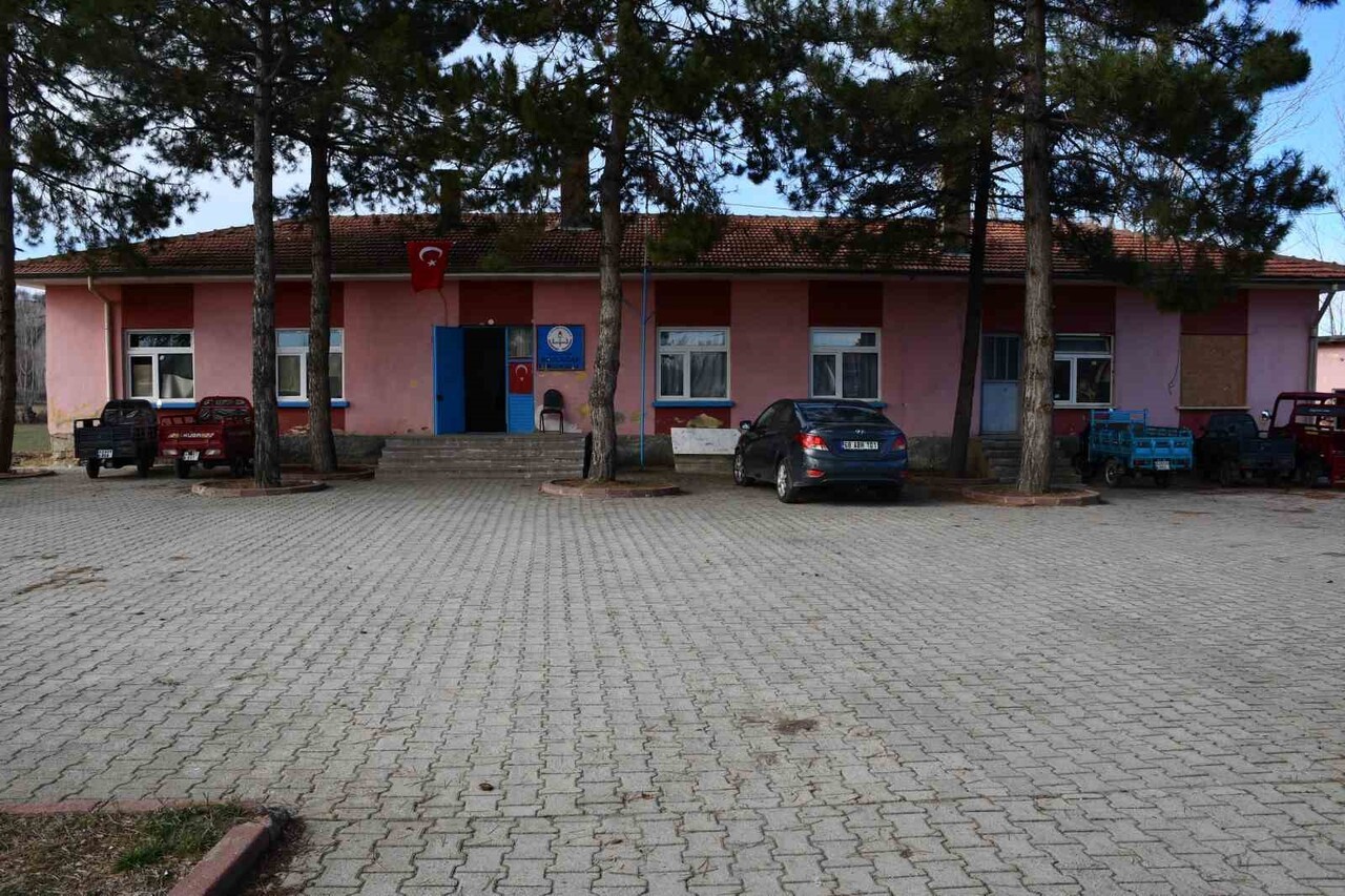 KONYA’NIN AKŞEHİR İLÇESİNE BAĞLI BOZLAĞAN MAHALLESİ’NDE BULUNAN ESKİ İLKOKUL BİNASI, DİKİŞ NAKIŞ...