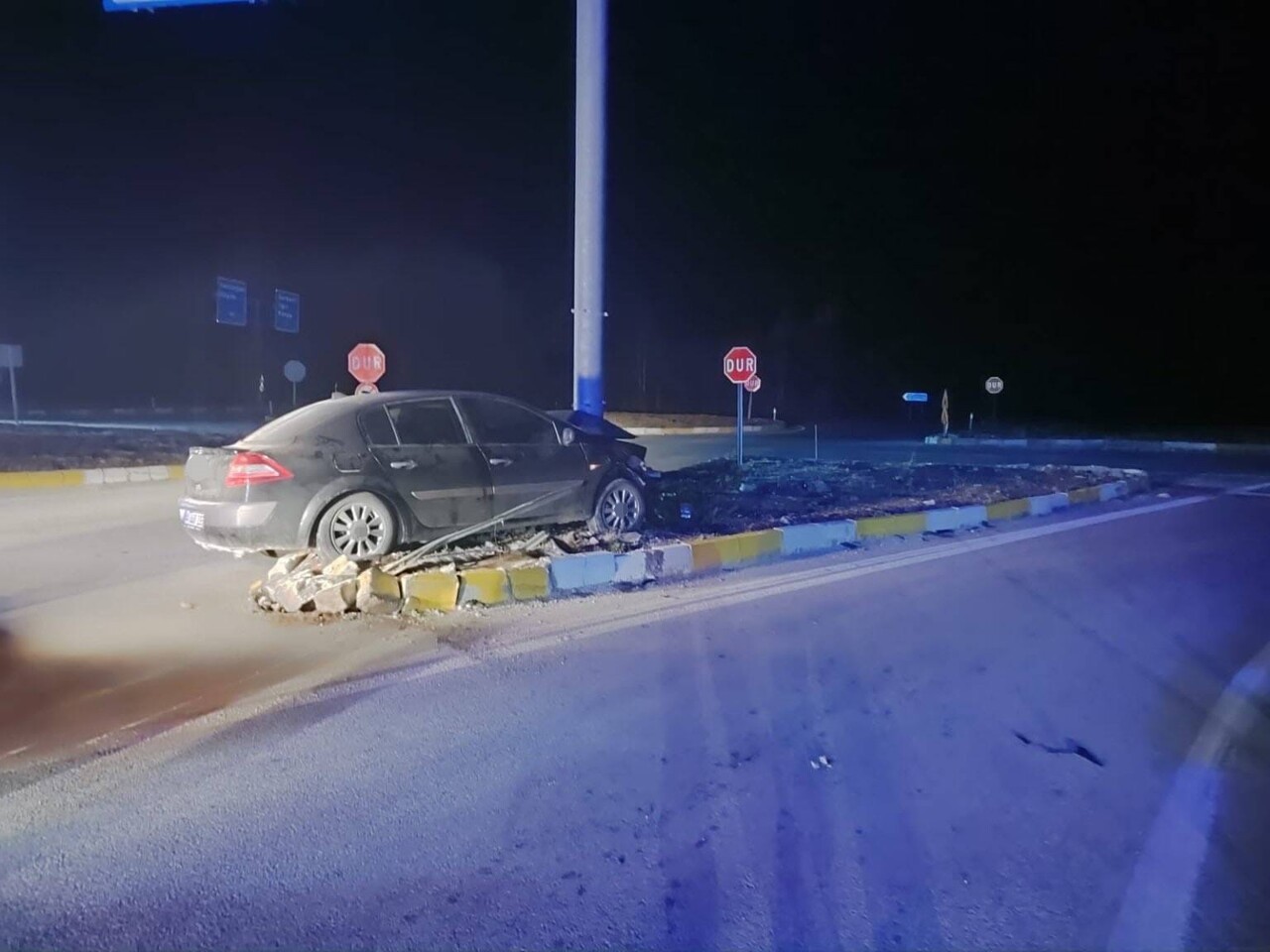 KONYA’NIN BEYŞEHİR İLÇESİNDE OTOMOBİLİN REFÜJE ÇIKMASI SONUCU YAŞANAN KAZADA 3 KİŞİ...