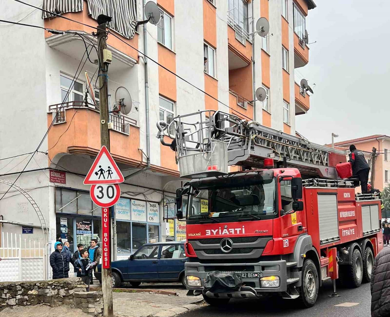 KONYA’NIN BEYŞEHİR İLÇESİNDE TELEFON DİREĞİNİN TEPESİNDE MAHSUR KALAN BİR KEDİ, İTFAİYE...