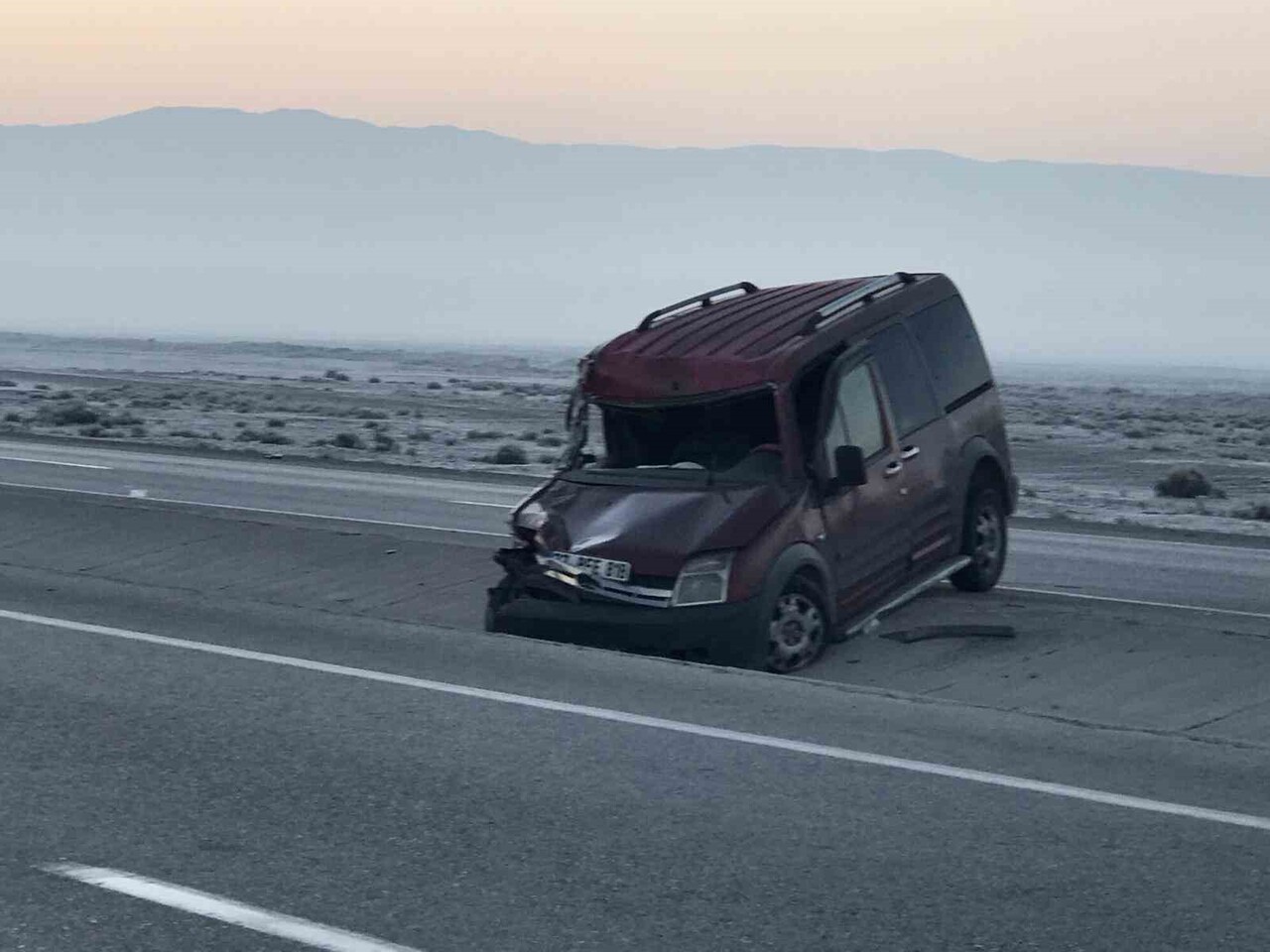 KONYA’NIN EREĞLİ İLÇESİNDE KONTROLDEN ÇIKAN HAFİF TİCARİ ARAÇ TAKLA REFÜJE TAKLA ATARAK DURABİLDİ....