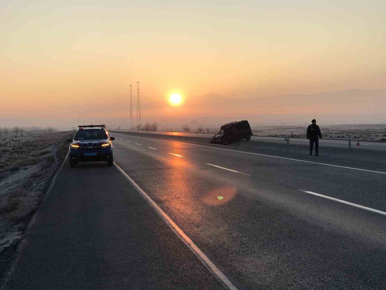 KONYA’NIN EREĞLİ İLÇESİNDE KONTROLDEN ÇIKAN HAFİF TİCARİ ARAÇ TAKLA REFÜJE TAKLA ATARAK DURABİLDİ....
