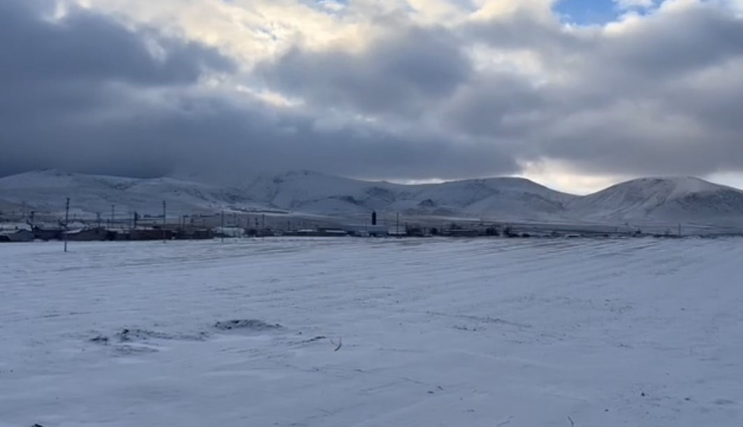 KONYA’NIN KARAPINAR İLÇESİNDE UZUN SÜREDİR BEKLENEN KAR YAĞIŞI GELDİ.