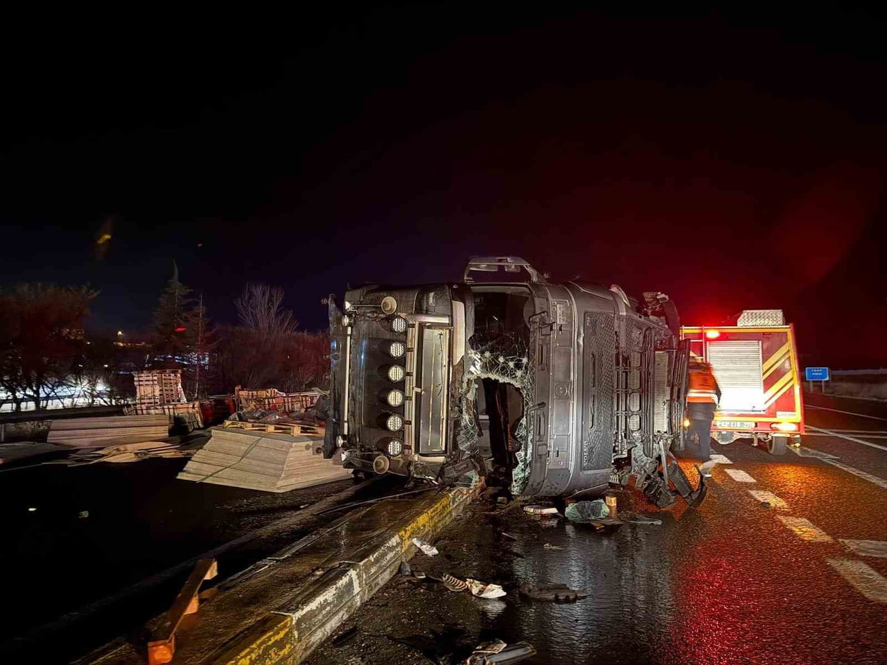 KONYA’NIN KULU İLÇESİNDE OTOMOBİLİN ÇARPTIĞI TIRIN DEVRİLMESİ SONUCU 1 KİŞİ YARALANDI.