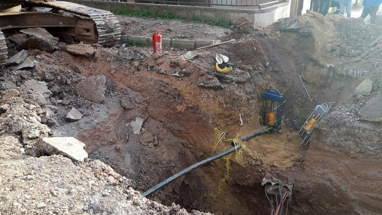KÖRFEZ İLÇESİNDE ALTYAPI ÇALIŞMALARI SIRASINDA İŞ MAKİNESİNİN DOĞALGAZ ANA BORUSUNU PATLATMASI...