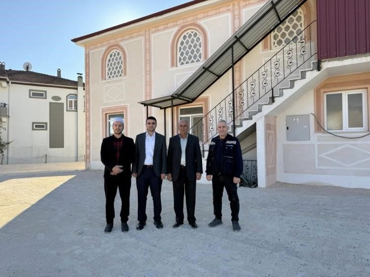 KÖY CAMİİ BAHÇESİNDE PARKE TAŞI VE ÇEVRE DÜZENLEMESİ TAMAMLANDI