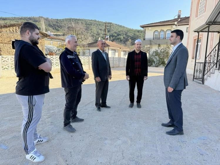 KÖY CAMİİ BAHÇESİNDE PARKE TAŞI VE ÇEVRE DÜZENLEMESİ TAMAMLANDI