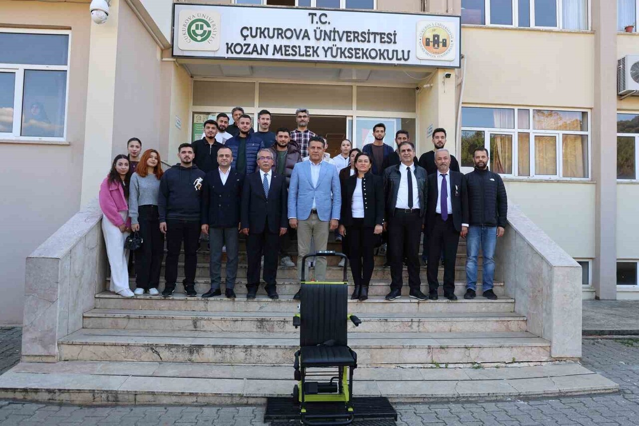 KOZAN MESLEK YÜKSEKOKUL MERDİVENLERİNDEKİ ENGEL BELEDİYE İŞBİRLİĞİ İLE KALDIRILDI