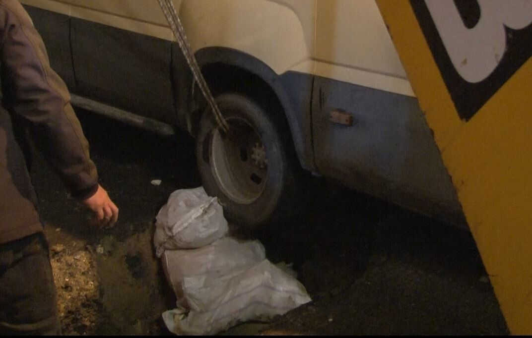 KÜÇÜKÇEKMECE İLÇESİNDE, SAĞANAK YAĞIŞIN ETKİSİYLE SOKAKTA UFAK ÇAPLI ÇÖKME MEYDANA GELDİ. SEYİR...