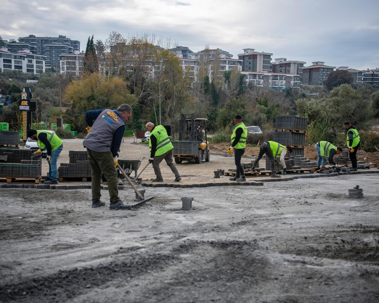 KUŞADASI BELEDİYESİ KENTE MODERN VE KONFORLU YOLLAR KAZANDIRIYOR