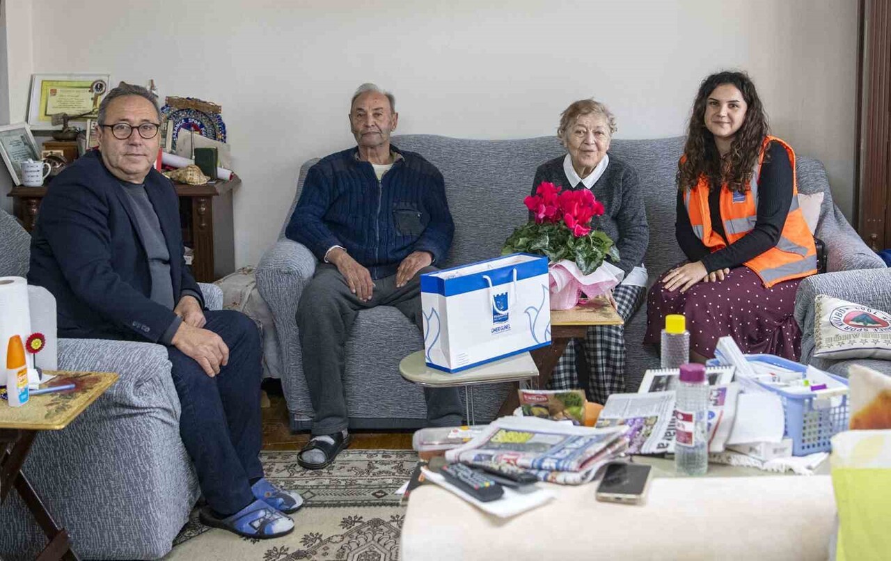 KUŞADASI BELEDİYESİ’NDEN ENGELLİ OSMAN AMCAYA ANLAMLI ZİYARET